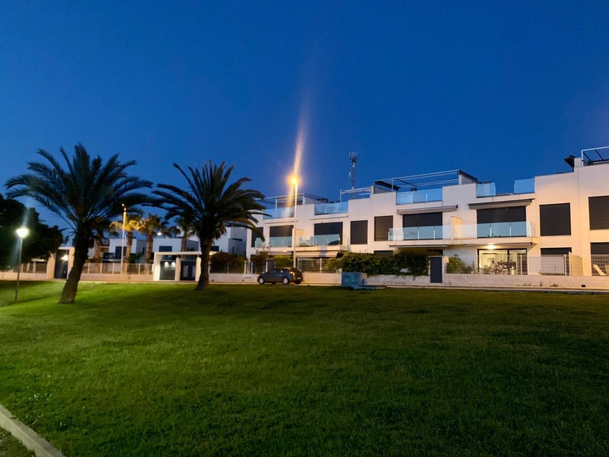 Punta Prima 3 Bedrooms And Solarium Sea View Vil·la Torrevieja